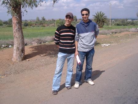 abdo ki mete la caskite avec son ami aaziz de ait ourire